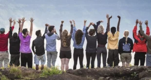 Estudiantes internacionales de becas UWC compartiendo en un campus universitario multicultural