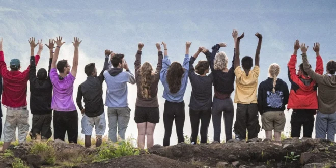 Estudiantes internacionales de becas UWC compartiendo en un campus universitario multicultural