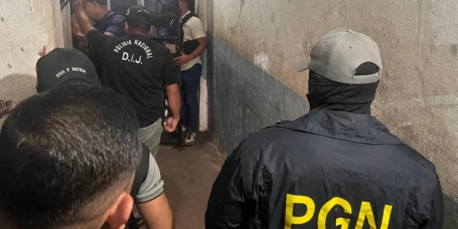 Agentes judiciales realizando allanamiento en Barrio Norte relacionado con el caso de la Lotería Nacional
