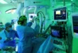 Cirujano operando con sistema robótico en la Ciudad de la Salud