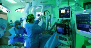 Cirujano operando con sistema robótico en la Ciudad de la Salud