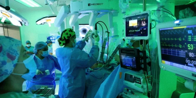 Cirujano operando con sistema robótico en la Ciudad de la Salud