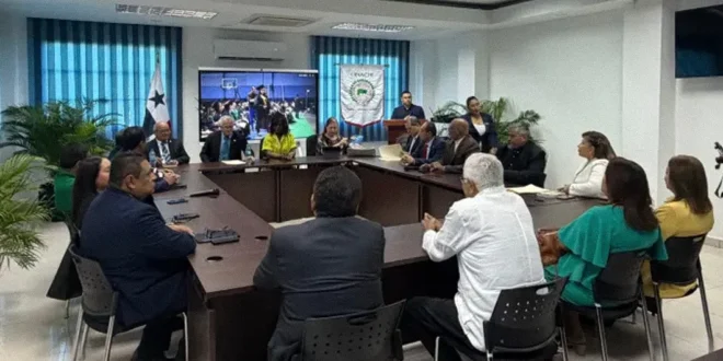 Reunión de autoridades de Meduca y Antai con la comunidad de la Unachi en Chiriquí