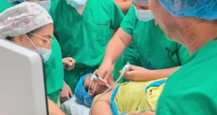 Equipo médico realizando ablación térmica por microondas en el Hospital Dr. Gustavo Nelson Collado