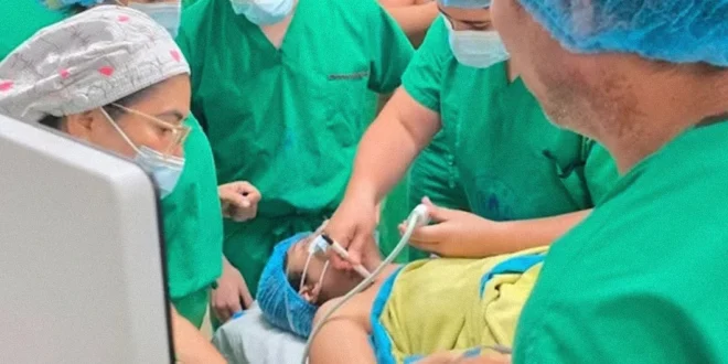 Equipo médico realizando ablación térmica por microondas en el Hospital Dr. Gustavo Nelson Collado