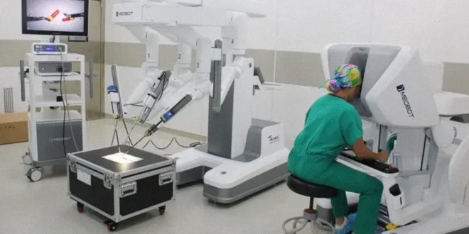 Robot quirúrgico de última tecnología instalado por la CSS en el hospital de Chiriquí para cirugías de alta precisión.