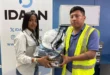 Personal técnico del IDAAN recibiendo equipos de protección y uniformes de mano de las autoridades de la institución