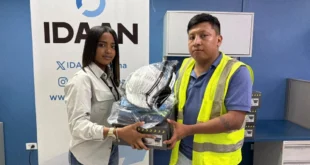 Personal técnico del IDAAN recibiendo equipos de protección y uniformes de mano de las autoridades de la institución