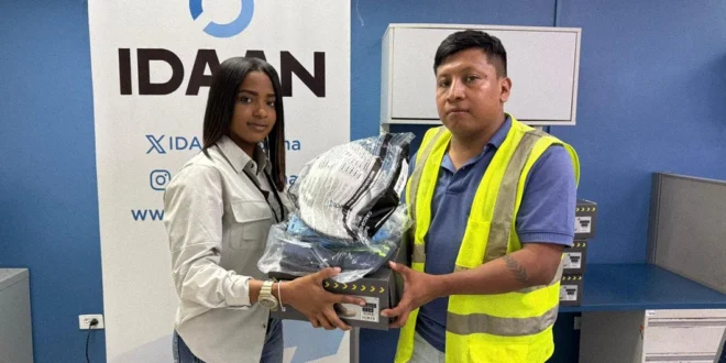 Personal técnico del IDAAN recibiendo equipos de protección y uniformes de mano de las autoridades de la institución