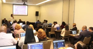 Funcionarios públicos participando en un taller de capacitación del MEF