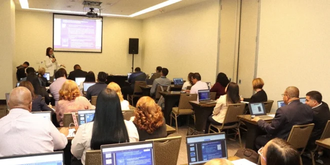 Funcionarios públicos participando en un taller de capacitación del MEF