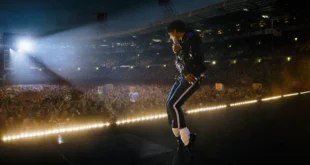 Jaafar Jackson caracterizado como Michael Jackson en la película biográfica Michael