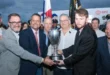 El Ministro de la Presidencia Juan Carlos Orillac entrega el trofeo del Clásico Presidente de la República a los ganadores en el Hipódromo Presidente Remón