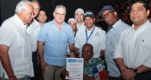 Ministro Orillac entregando llaves de nuevos apartamentos en Altos de Los Lagos, Colón.