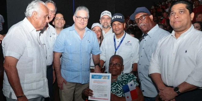 Ministro Orillac entregando llaves de nuevos apartamentos en Altos de Los Lagos, Colón.