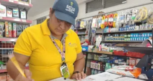 Inspectores de salud del Minsa verificando la calidad de los alimentos en un comercio local de Chepo