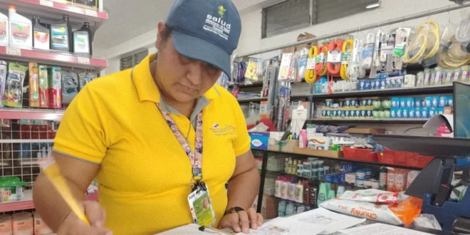 Inspectores de salud del Minsa verificando la calidad de los alimentos en un comercio local de Chepo