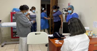 Personal médico del Minsa atendiendo a una paciente en la jornada de implantes subdérmicos en Las Margaritas