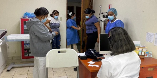 Personal médico del Minsa atendiendo a una paciente en la jornada de implantes subdérmicos en Las Margaritas
