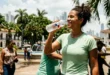 Persona hidratándose con agua durante un día caluroso en Panamá
