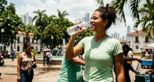 Persona hidratándose con agua durante un día caluroso en Panamá