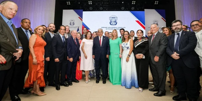 El presidente de Panamá, José Raúl Mulino, reunido con empresarios marítimos en el Consulado de El Pireo, Grecia.