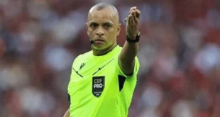 Árbitro Wilton Sampaio dirigiendo un partido de fútbol internacional