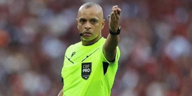 Árbitro Wilton Sampaio dirigiendo un partido de fútbol internacional