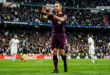 Árbitro de la FIFA señalando el VAR durante un partido de fútbol oficial