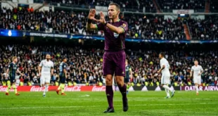 Árbitro de la FIFA señalando el VAR durante un partido de fútbol oficial