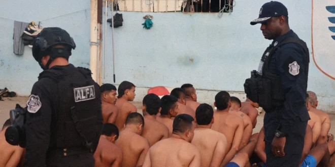 Agentes de seguridad de Panamá realizando requisas y control perimetral durante la Operación Cerrojo