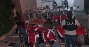 Unidades de la Policía Nacional de Panamá durante el operativo contra la falsificación