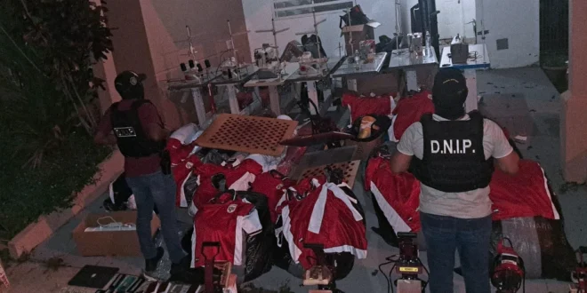 Unidades de la Policía Nacional de Panamá durante el operativo contra la falsificación