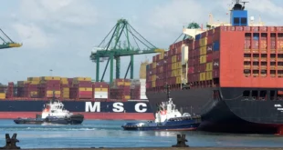 Buque transitando por el Canal de Panamá