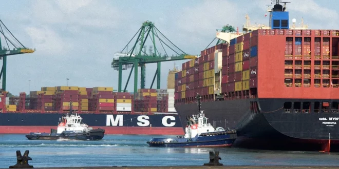 Buque transitando por el Canal de Panamá