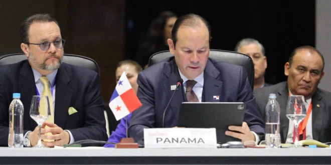 Canciller de Panamá Javier Martínez-Acha Vásquez en la Cumbre del Mercosur defendiendo la integración regional y la democracia.