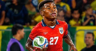 Jugador de la selección de fútbol de Panamá celebrando un gol en el Estadio Rommel Fernández durante el partido de despedida