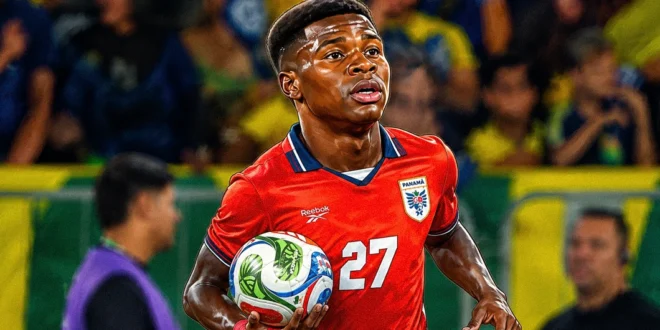 Jugador de la selección de fútbol de Panamá celebrando un gol en el Estadio Rommel Fernández durante el partido de despedida