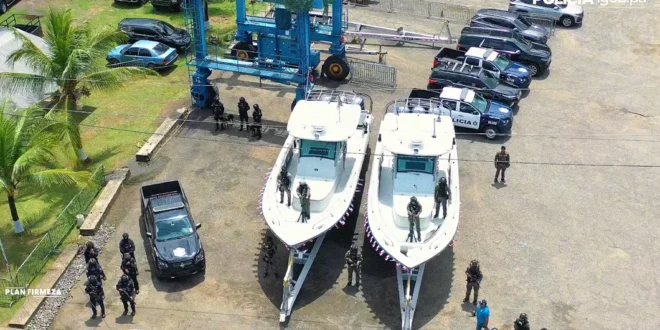 Embarcaciones de la Unidad Táctica Antidrogas de la Policía Nacional en ceremonia de bautizo.