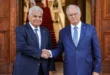El presidente Mulino estrecha la mano de su homólogo griego Konstantínos Tasoúlas en el Palacio Presidencial de Atenas