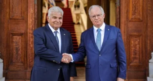El presidente Mulino estrecha la mano de su homólogo griego Konstantínos Tasoúlas en el Palacio Presidencial de Atenas