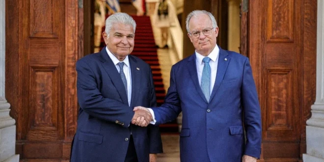 El presidente Mulino estrecha la mano de su homólogo griego Konstantínos Tasoúlas en el Palacio Presidencial de Atenas