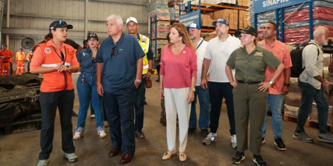 Personal del Miviot y Senafront coordinando el traslado de los damnificados por el incendio en San Felipe bajo la gestión del presidente Mulino.