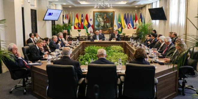 El Presidente Mulino junto a líderes de América Latina en el Palacio Bolívar de Panamá durante el Bicentenario del Congreso Anfictiónico.