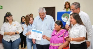Presidente José Raúl Mulino entregando llaves de viviendas a familias en Chiriquí