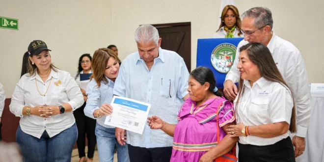 Presidente José Raúl Mulino entregando llaves de viviendas a familias en Chiriquí