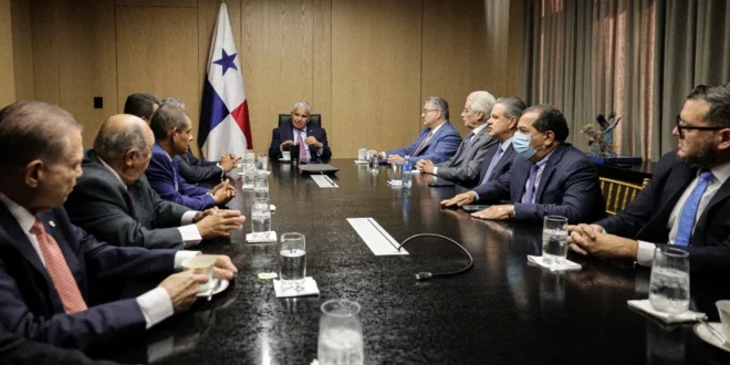 El presidente de Panamá, José Raúl Mulino, en reunión con diputados de la bancada de Cambio Democrático.