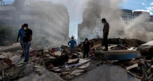 Labores de rescate en ruinas tras sismo en La Guaira, Venezuela
