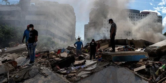 Labores de rescate en ruinas tras sismo en La Guaira, Venezuela