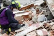 Equipos de rescate trabajando entre escombros en una zona urbana de Venezuela